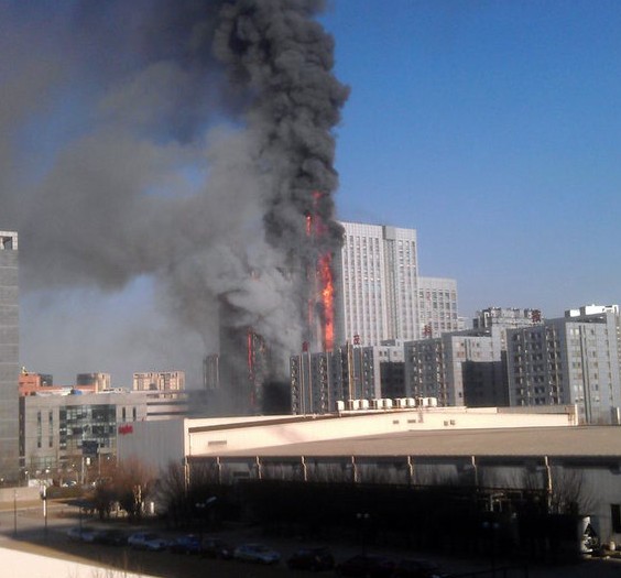 天津南開區(qū)華苑鑫茂科技園一高層突發(fā)大火